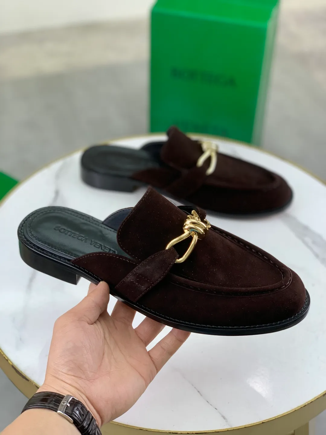 Men's shoes 💰P800 [New model] (genuine leather outsole) water-dyed cow lining 💰High-quality business couple half-slip leather shoes 💎💎💎 BOTTEGA VENETA official website synchronizes the latest top version of BV in the market, accepts material comparison, shoe type comparison, process comparison, practical and textured, versatile and suitable for any occasion, the more you look at it, the more flavorful it becomes. Purely hand-knitted craftsmanship - Upper material, calfskin imported from Italy 🇮🇹 - High-quality water-dyed cowhide lining - Original private model customized leather outsole -Size: Female 35-39 (40 ordered) Male 39-44 (38 45 can be customized) Color: Multiple colors available